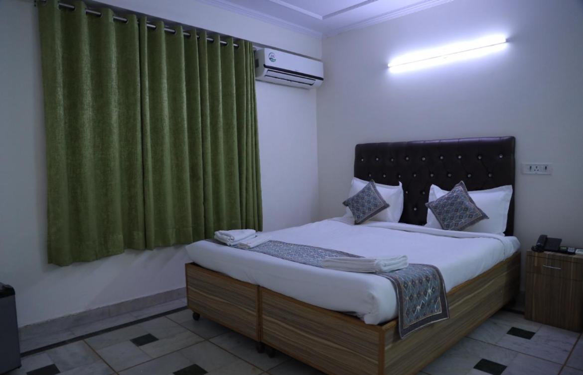 Hotel Star Palace - Near Karol Bagh Metro Delhi  Bagian luar foto